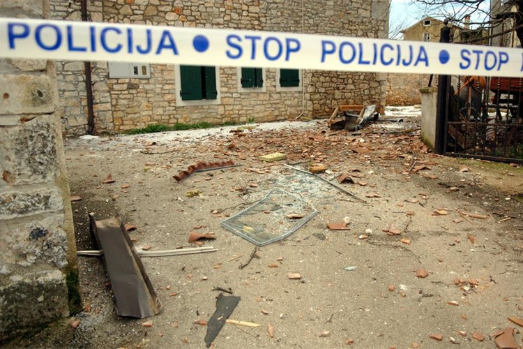 Istražuju se okolnosti nastanka požara u SKLADIŠNOM PROSTORU U PULI